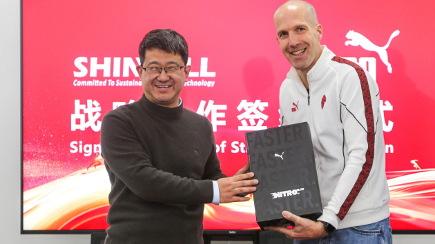 Puma kooperiert mit Materialentwickler Shincell bei Nitro-Laufschuhtechnologie - Dr. Xiulei Jiang (l., Shincell) und Romain Girard (r., Puma) - Quelle: Puma